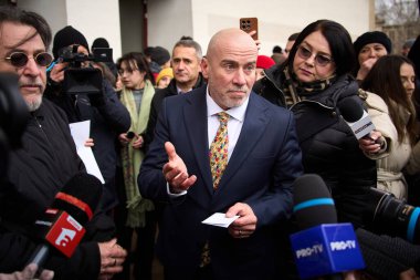 Bükreş, Romanya. 10 Şubat 2026: Romanya Kültür Bakanı Andras Demeter (C), Romanya Kültür Bakanlığı 'nın çalışmalarını standartlaştırma girişimine karşı Bükreş Ulusal Tiyatrosu sanatçı ve personelinin protestosu sırasında basına konuştu.