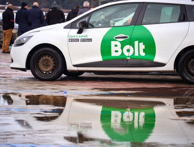 Bükreş, Romanya. 20 Şubat 2026: Birkaç düzine Bolt ve Uber araç paylaşımı sürücüsü, Romanya Parlamentosu önünde enflasyonla birlikte bilet ücretlerinin yükselmesini, araç kullanmaktan kaçınılmamasını, platformlar için en fazla yüzde 20 komisyon alınmasını talep ederek protesto etti