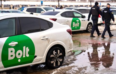 Bükreş, Romanya. 20 Şubat 2026: Birkaç düzine Bolt ve Uber araç paylaşımı sürücüsü, Romanya Parlamentosu önünde enflasyonla birlikte bilet ücretlerinin yükselmesini, araç kullanmaktan kaçınılmamasını, platformlar için en fazla yüzde 20 komisyon alınmasını talep ederek protesto etti