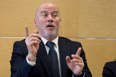 Bükreş, Romanya. 20 Şubat 2026: Romanya Kültür Bakanı Andras Demeter, 2028 Frankfurt Kitap Fuarı 'nda (Frankfurt Kitap Fuarı) Romanya' nın Onur Konuğu olarak belirlenen sözleşmenin imza töreninde konuştu).