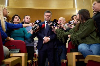 Bükreş, Romanya. 26 Şubat 2026: Bükreş Belediye Başkanı Siprian Ciucu Bükreş Belediyesi 'nde basın toplantısı düzenledi.