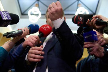 Bükreş, Romanya. 26 Şubat 2026: Bükreş Belediye Başkanı Siprian Ciucu Bükreş Belediyesi 'nde basın toplantısı düzenledi.