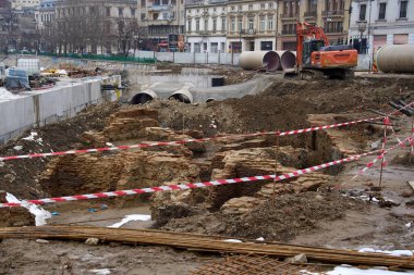 Bükreş, Romanya. 28 Şubat 2026: Caldarari Caddesi 'ndeki evlerin bodrumlarının bulunduğu arkeolojik alan, 1872-1986 yılları arasında Unirii Hall olarak bilinen Ghica Salonları' nı inşa etmek üzere yıkıldı.