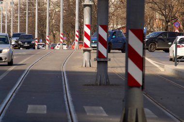 Bükreş, Romanya. 8. Mar, 2026: Beşinci hattın yeni tramvay rayları kısmi açılışı sırasında. İki yıllık tamirattan sonra, hattın sadece yarısı bugün yeniden açıldı. Tramvay önümüzdeki bir buçuk yıl boyunca geçici bir rota izleyecek.