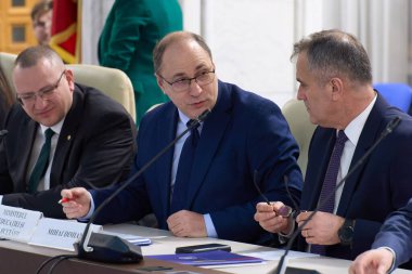 Bükreş, Romanya. 16. Mar, 2026: Eğitim Bakanı Mihai Dimian (C), 2026 bütçesini tartışmak üzere Romanya Parlamentosu eğitim komitelerinin toplantılarına katıldı..