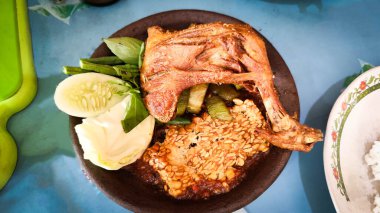 Geleneksel Endonezya usulü kızarmış tavuk Tempeh, sebze ve sambal