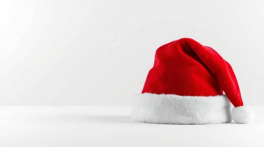 Gümüş kapaklı kırmızı Noel süsü.