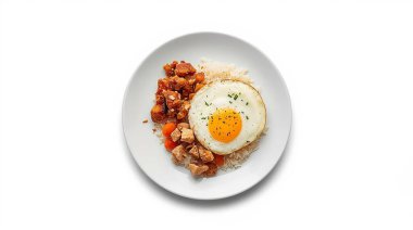 Lezzetli kızarmış yumurta, beyaz pirinç üzerine servis edilmiş, yanında da baharatlı sos tabağında..