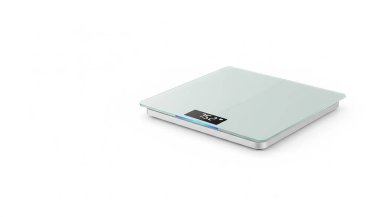 Modern cam dijital tartı beyaz arka planda vücut ağırlığı ölçümünü gösterir.