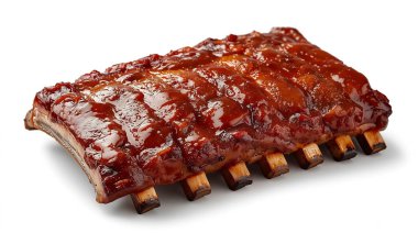 Beyaz üzerine izole edilmiş kırmızı soslu parlak barbekü kaburgaları..
