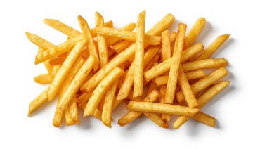 Beyaz üzerine kızarmış patates kızartması yığını manzarası..