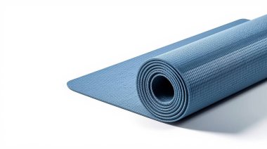 Canlı bir mavi fitness paspası sıkıca sarılmış, denge için kullanılan kayma önleyici ızgara desenini vurguluyor.