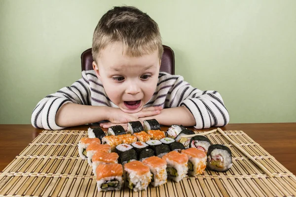 Jongen eet een heleboel sushi — Stockfoto