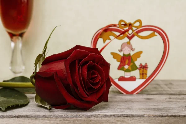 Red rose on the old wooden background — Stock Photo, Image