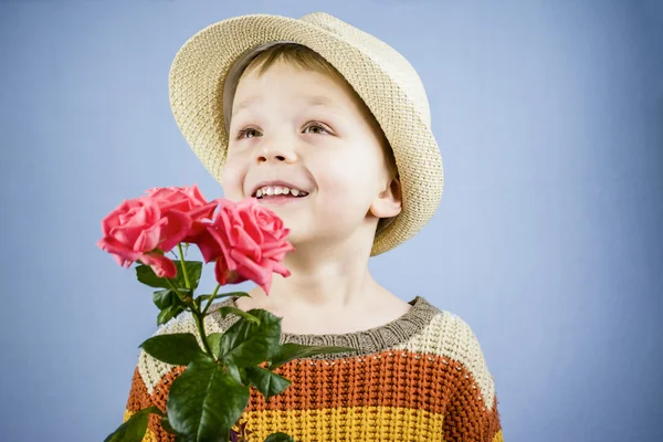 Niño sosteniendo flores de rosa — Foto de Stock