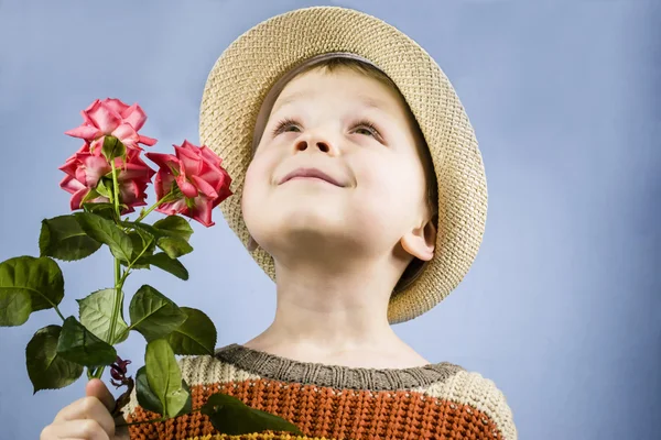 Хлопчик тримає трояндові квіти — стокове фото