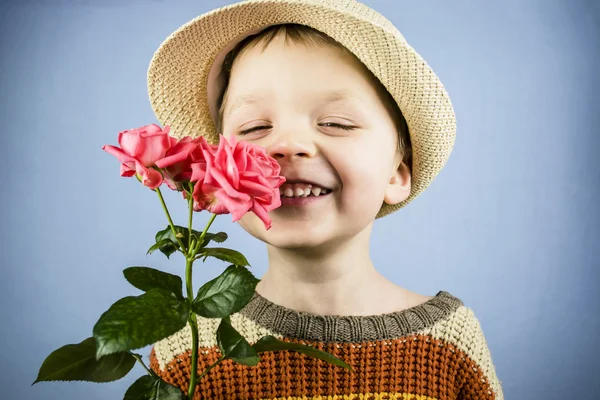 Boy holding rose flowers — Stock Photo, Image