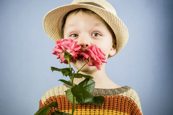 Boy holding rose flowers — Stock Photo, Image