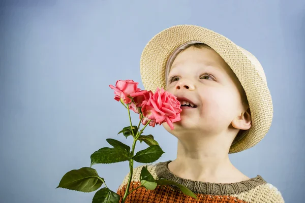 Niño sosteniendo flores de rosa — Foto de Stock