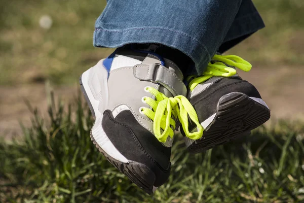 Zapatillas de bebé con cordones verdes —  Fotos de Stock