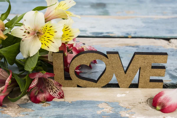 Alstroemeria bouquet de fleurs et le mot amour — Photo