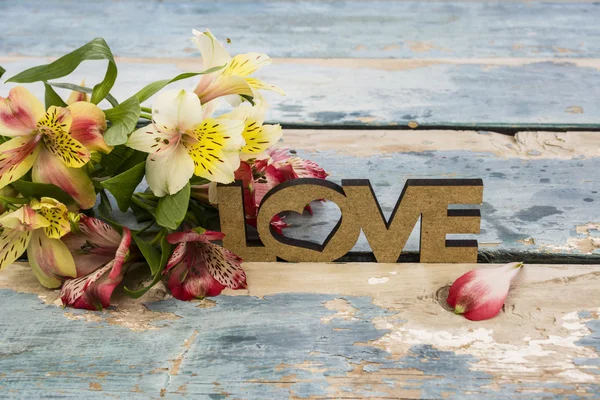 Alstroemeria bouquet de fleurs et le mot amour — Photo