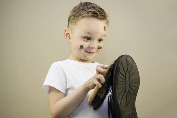 Pojke lyser skor — Stockfoto
