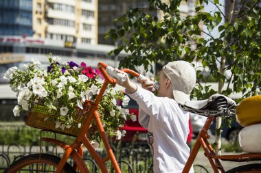 çocuk üzerinde eski bir vintage bisiklet ile gidiyor