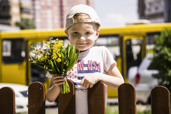 野生の花の花束を持って少年 — ストック写真