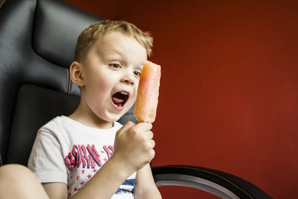 Menino come um sorvete de frutas — Fotografia de Stock