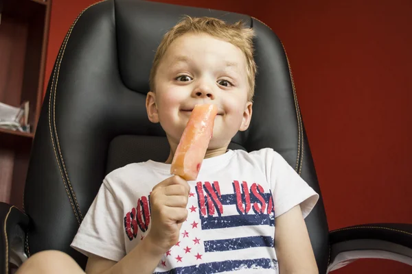 男孩吃水果冰淇淋 — 图库照片