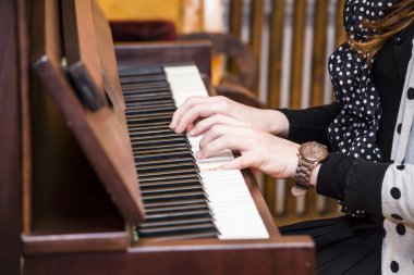 Müzik çalarken eller 