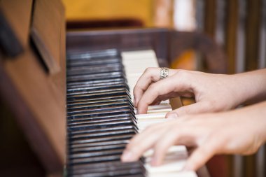 Müzik çalarken eller 