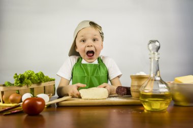 Pizza hamur hazırlama çocuk