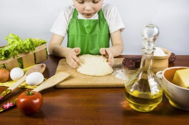 Pizza hamur hazırlama çocuk