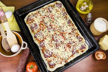 Ev yapımı pizza salam