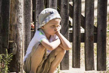 Çocuk oturur ve rahatsız