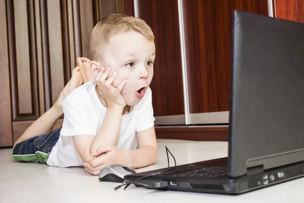 Menino joga em um laptop — Fotografia de Stock