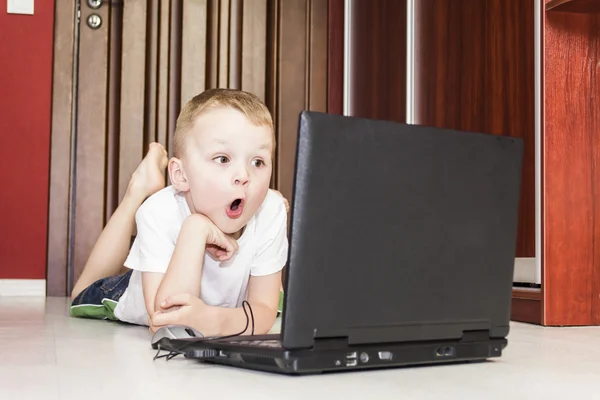 Menino joga em um laptop — Fotografia de Stock