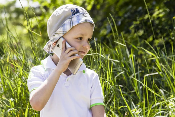Мальчик разговаривает по сотовому телефону — стоковое фото