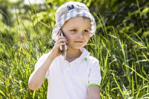 Jongen praten op een mobiele telefoon — Stockfoto