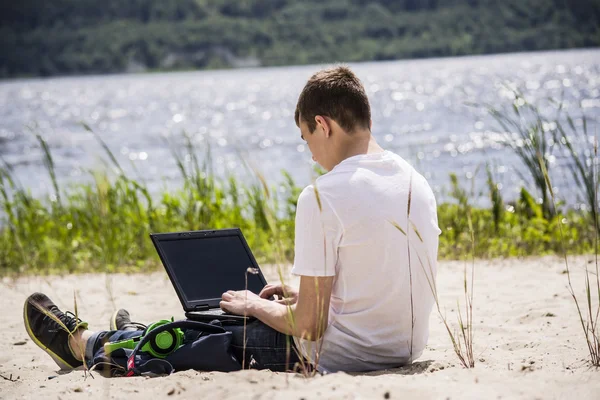 Adolescente que trabaja para un ordenador portátil — Foto de Stock