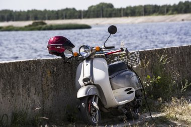 Eski yol üzerinde duran moped
