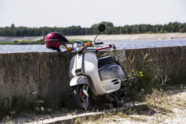 Eski yol üzerinde duran moped