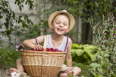 Bir sepet kiraz çocukla 