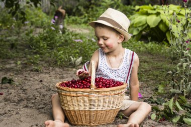 Bir sepet kiraz çocukla 