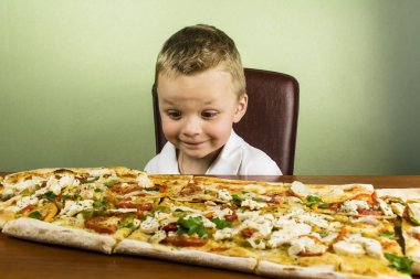 büyük bir pizza yeme çocuk