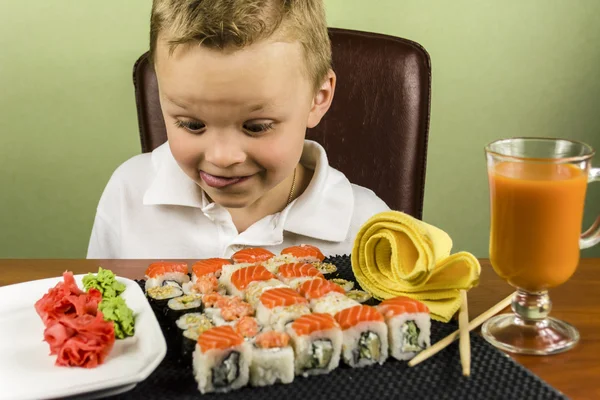 Divertente ragazzo mangiare sushi — Foto Stock