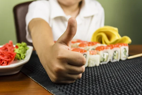 Divertente ragazzo mangiare sushi — Foto Stock