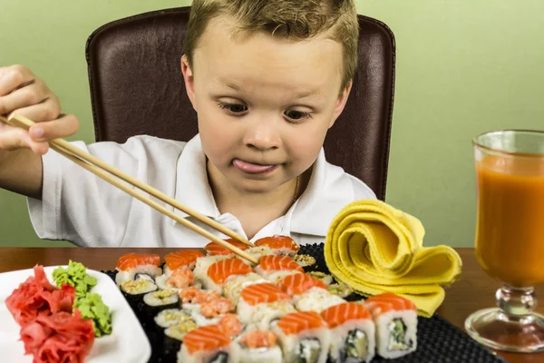 Divertente ragazzo mangiare sushi — Foto Stock